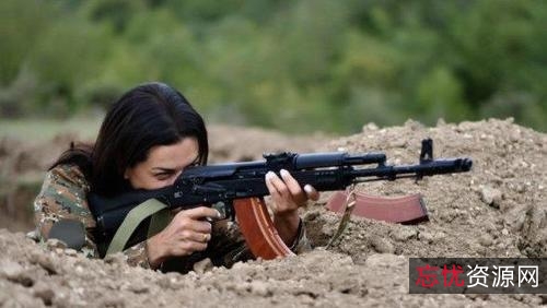 《Mayday：求救信号》——安娜·贝尔执导的女兵勇敢抗击敌人的动作电影