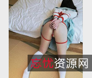 可爱清纯!网红{{网红名字}}穿着校服,走进校园,带来清新甜美的气息