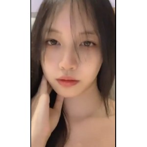 苏畅：月牙眼、大长腿的某传媒女神，自拍、剧情、歌唱实力派艺人