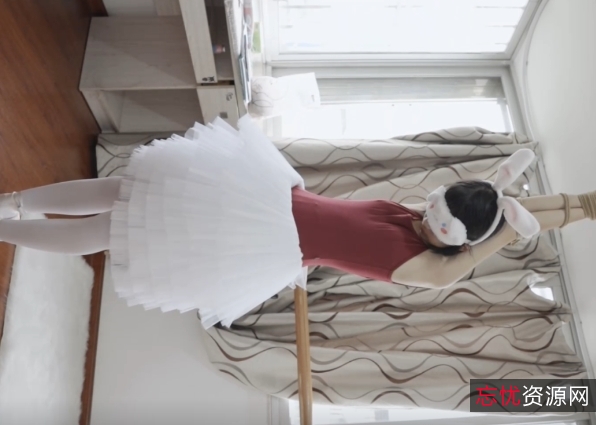 虎牙热门妹子精灵：{{网红名字}}带你走进童话世界，芭蕾白丝嘴上功夫训练，收获满满惊喜！