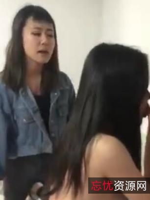 网红{{网红名字}}：报复男友劈腿捉奸，现场曝光惊呼！