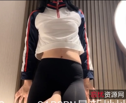 《{{网红名字}}拍摄的91小视频：温柔可爱的美丽少女，浪漫晚礼服，可爱小动物，有趣服饰饰品》