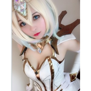 《Sola酱：从双马尾到美丽的沙滩，一位网红的精湛技艺》