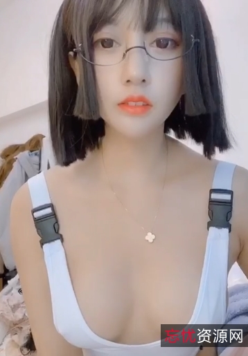 网红过期米线线火爆写真集：JK、白色旗袍、灰色旗袍、护士装，6点半的月亮下温馨故事