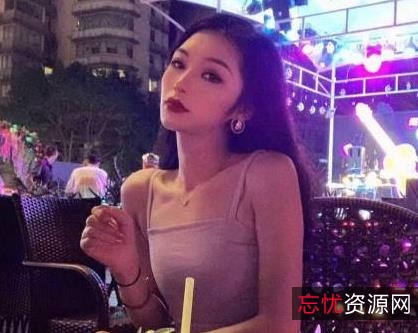 小可爱老师：LOL女主播，一对一盯射技术，丰富的游戏资源和录屏画质