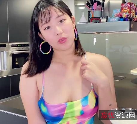 欧祖儿：留学生在厨房与男同学激烈战斗，P站社保姬审美颜值身材风格丰满，叫声车头灯1V373M