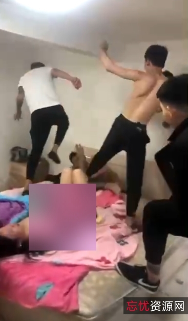 家鱼水交融！女子报复男友劈腿捉奸现场，现场直播技术指导！