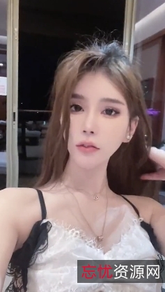 高颜值网红美眉莉莉，拥有一头乌黑柔顺的长发、一双美丽的大眼睛、一张粉嫩的小脸，精彩表演让人惊叹！