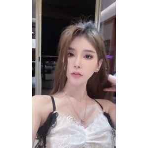 高颜值网红美眉莉莉，拥有一头乌黑柔顺的长发、一双美丽的大眼睛、一张粉嫩的小脸，精彩表演让人惊叹！