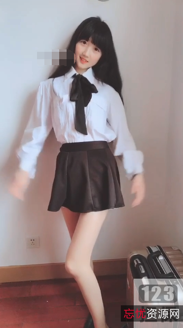 番茄妹妹：邻家小妹子的绿茶气质，穿戴手链，COS彩袜，卖萌细节