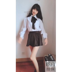 番茄妹妹：邻家小妹子的绿茶气质，穿戴手链，COS彩袜，卖萌细节