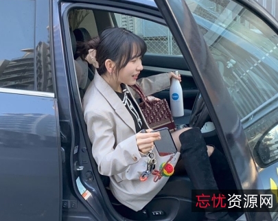 网红可爱学妹小粉红的玩坏故事：温柔可爱的学妹，穿着暴露服装，挑逗舞步，爱情游戏的胜利胀婵