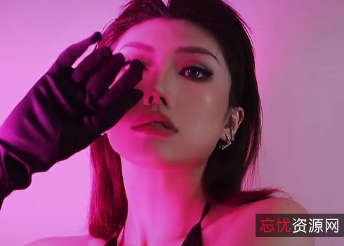 Lisa的绝绝子系列视频：变装化妆，从普通少女到性感女神的坚持