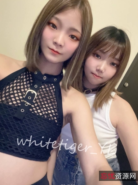 精选反差清纯正妹推特网红拍摄饮水道具户外展示：阴光拍摄之旅