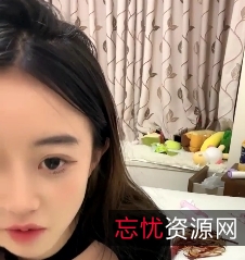 美女小胸前软肉放飞自我擦小逼，呻吟