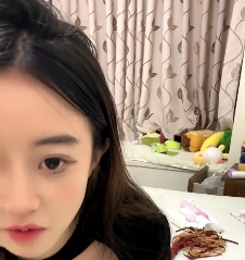 美女小胸前软肉放飞自我擦小逼，呻吟