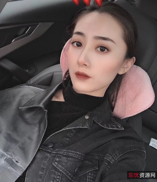 完美酒店开房体验：C反差婊美女，与同事完美露脸