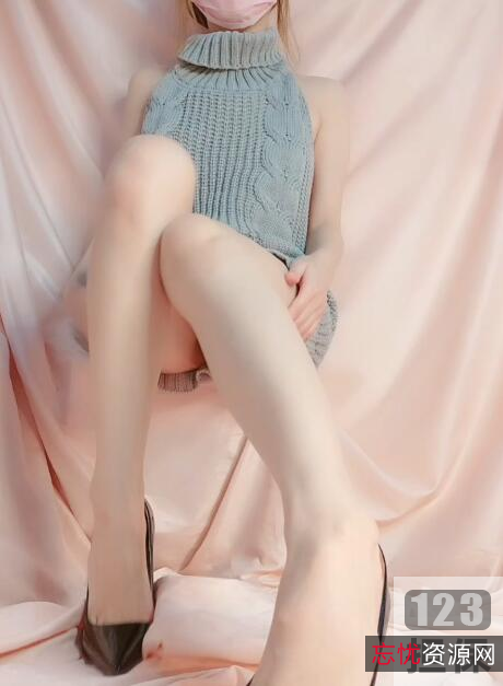 灰色毛衣微博网红身材惊艳，一只桃狐狸呀！