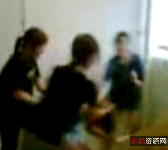 学生嬉闹合集：老资源作品精彩集锦，抖音精彩雄心豹子胆，兄弟单身看点！