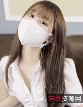 清纯OL穿着吊带和黑丝展示窈窕身材