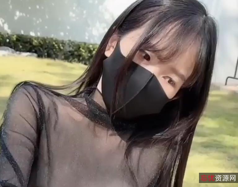 粉色情人双马尾妹子温泉花园打粑粑，2V986M高清身材妹子