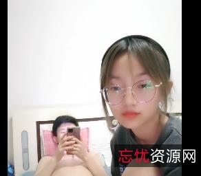 眼镜美眉L莉自拍48分钟视频，娇小身材S气质黑丝嫩嫩