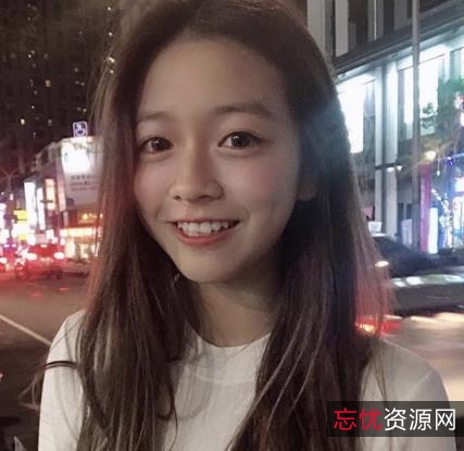 神秘美女自拍资源揭秘：男友拍摄，不露脸，生活照3张