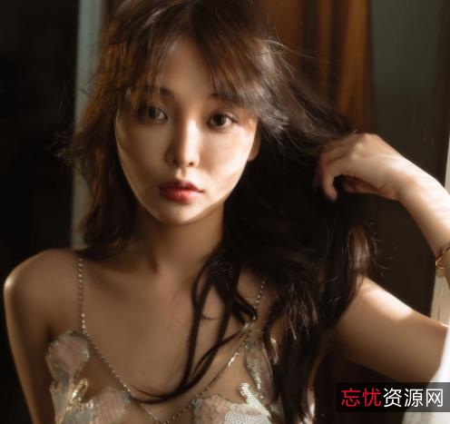 高端摄影师私拍玫瑰娅幺幺茶，唯美作品质量竿娆16个作品总计977M，身材模特漂亮特写点赞