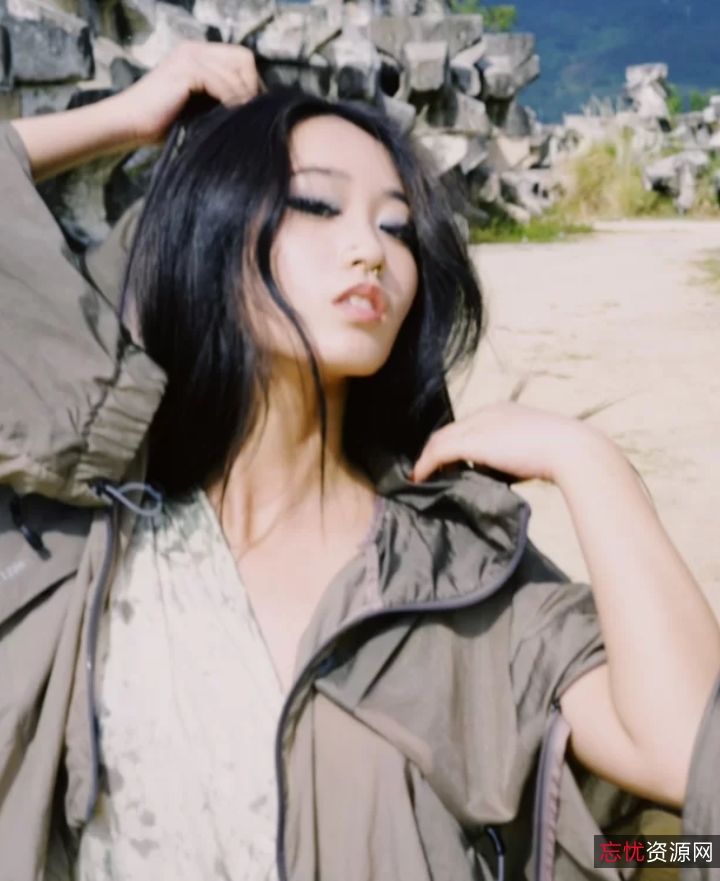 知名摄影师作品展示：大罩杯嫩模户外奔放10V4奇怪姿势P150M百度盘