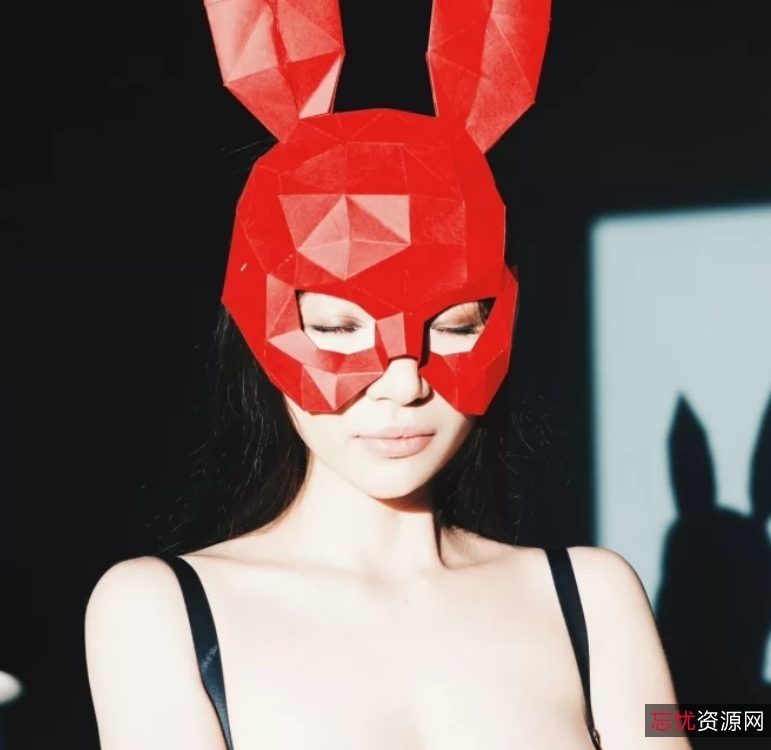 知名摄影师作品展示：大罩杯嫩模户外奔放10V4奇怪姿势P150M百度盘