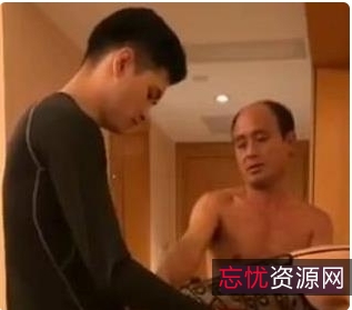 奇妙独家搞笑视频：中年大叔土豪找鸭子伺候老婆