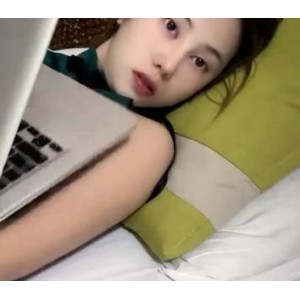 抖音女主播反差直播床上秀脱裤裤诱惑表情放飞自我