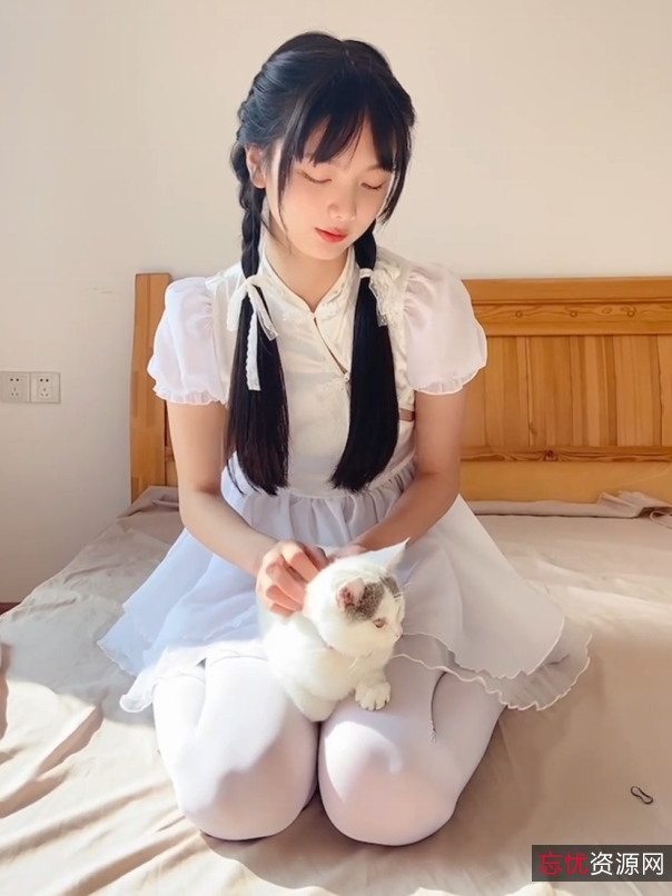 《夜夜的80D白丝美腿画册:71P+1V,357M,百度盘火爆上贤妗》