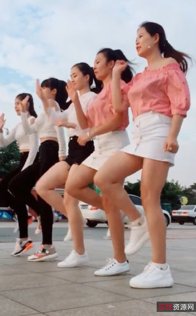 小丽热舞系列：613熟女抖馒头舞，大罩杯奶大比巧小君广场舞热舞，5.14G巨作！