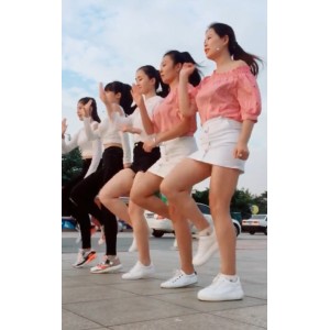 小丽热舞系列：613熟女抖馒头舞，大罩杯奶大比巧小君广场舞热舞，5.14G巨作！