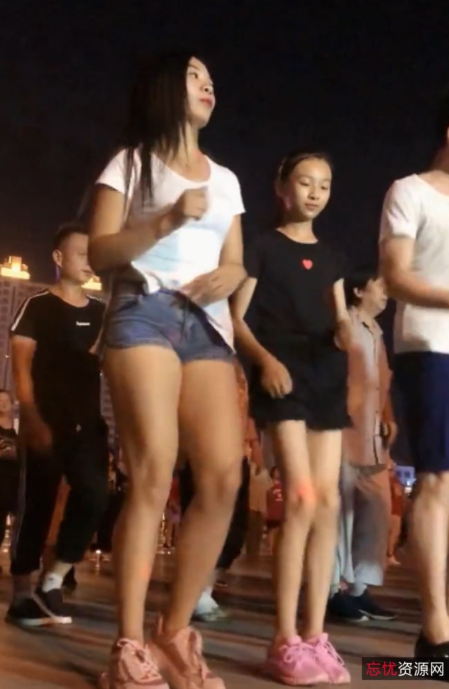 小丽热舞系列：613熟女抖馒头舞，大罩杯奶大比巧小君广场舞热舞，5.14G巨作！