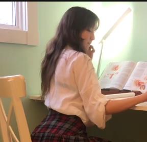 就娆有时候他会在下水道里拍摄，有时候又会在浴缸中展示，还有时候在花丛中翩翩起舞。总之，他的视频内容丰富多彩，让人目不暇接。如果你也喜欢巨龙和人马，那么BadDragonSlayer的视频绝对不容错过！立即点击观看，感受视觉冲击的魅力吧！