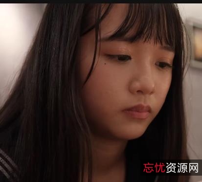 《不情愿的H交少女-1V504M》：某传媒眼镜男剧情作品，女主身材好评