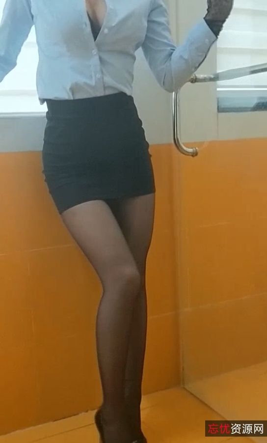 小丝CC：丝袜美腿精彩表演，73v12.4g，收藏狂潮涌动