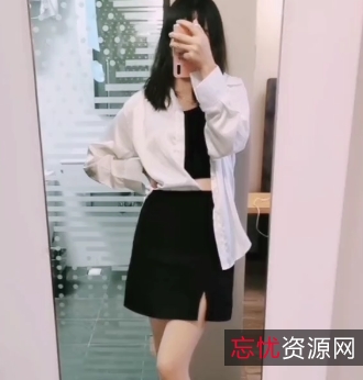 P站Ameskiss合集14V1G在P站上，有一部Ameskiss的合集视频，共包含14个视频，总大小为1G。这个合集备受关注，许多粉丝都在期待着。都说金马奖众星云集，于利决定在自己的粉丝关注列表中送点东西，于是这个合集应运而生。视频主角是一个神秘的人物，外表神秘而又迷人。他的面容隐藏在阴影之中，给人一种神秘的感觉。这位主角总是穿着一件黑色外套，戴着墨镜，给人留下深刻印象。这个合集的永久链接是秘密