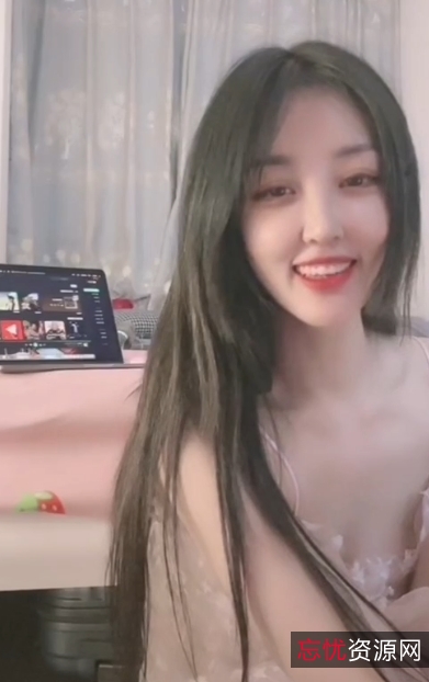 《疯狂抖音》新篇：大哥捶球激动，美女云集2.21G视频