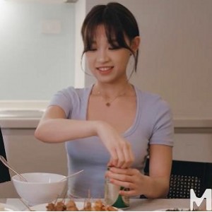 优质女Y艾鲤最新合集4V4G，妖女榨汁与旅行社，身材苗条可爱，剧集齐全。