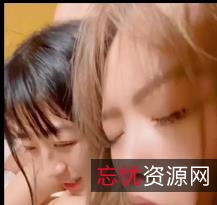 倪娜Nina与闺蜜组队四人游，自拍时长11分钟，夹汉堡用嘴太有感觉！