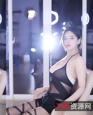 小恩雅CC蜜桃臀热舞43部5.76G媚眼暴击