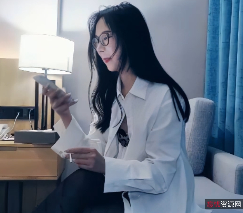 推特七天眼镜娘浴室湿身3V合集19.3G极致诱惑