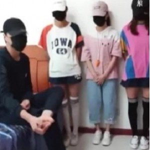 王老师三人行直播劲爆合集1V970MB真会玩