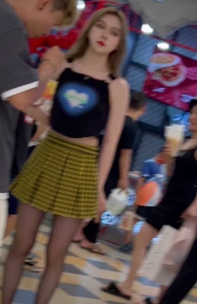 抄底黑丝美女给力逛街视频合集2部2.86G太撩人