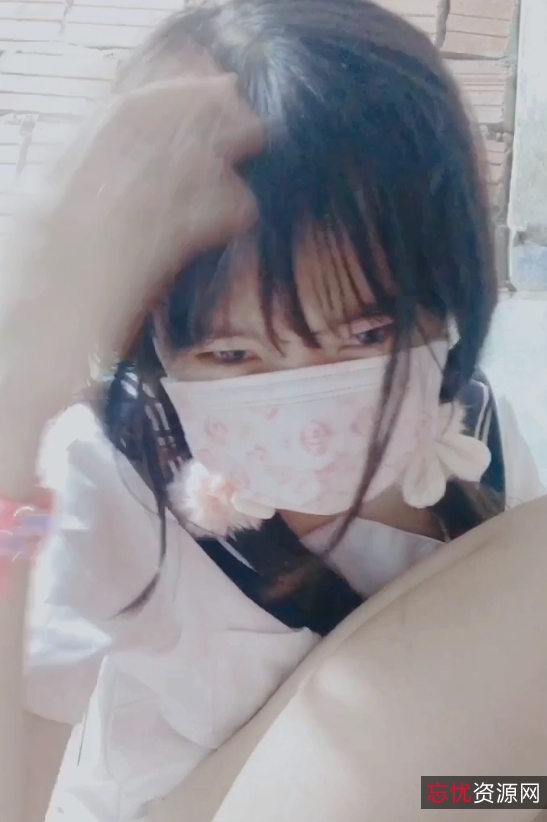 onlyfans璐璐居家私拍51部14.2G流鼻血