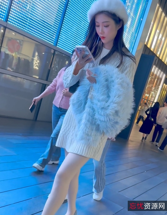 街拍搭讪肉丝尤物282.7MB高清展示男友现身太火爆